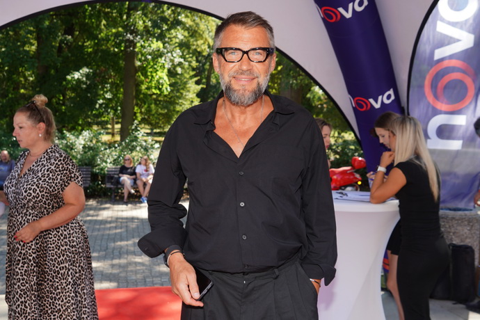 Oblíbený moderátor často volí monochromatické outity.