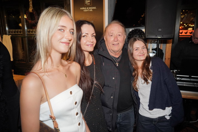 Petr Janda s manželkou Alicí a dcerami Anežkou (vlevo) a Rosalií (vpravo).