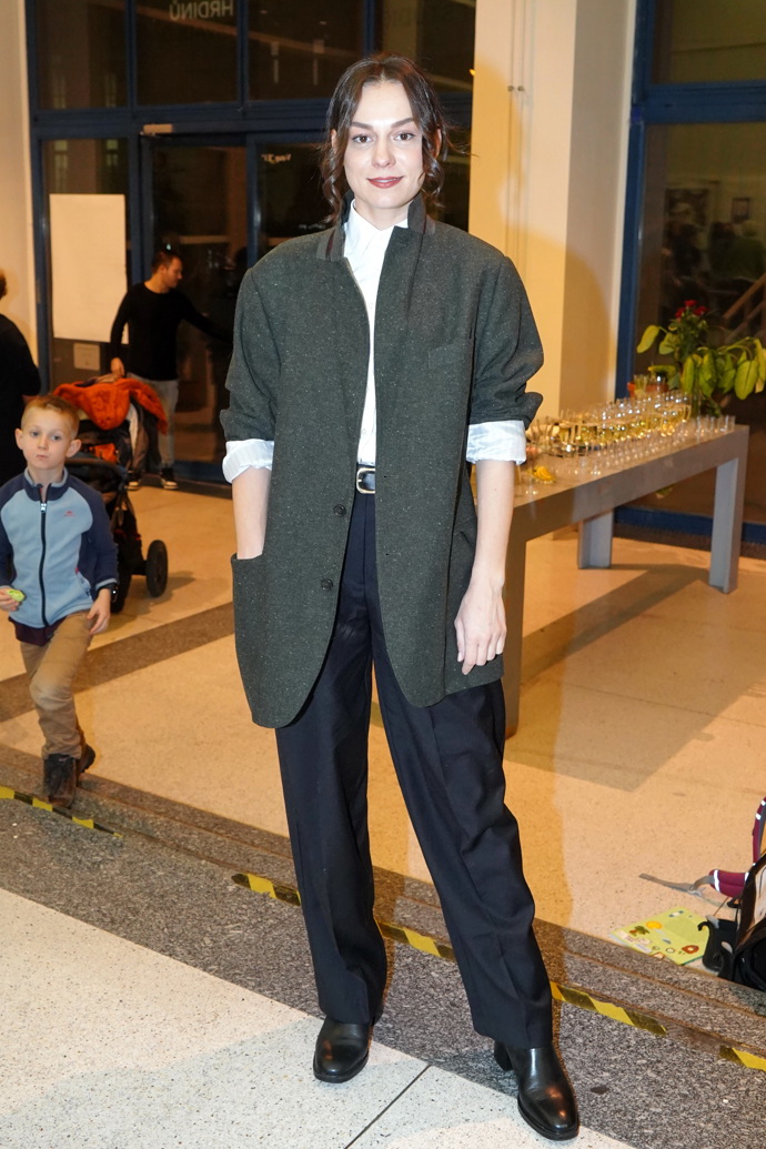 Ke kompletu přidala ještě černé kalhoty s vysokým pasem. 