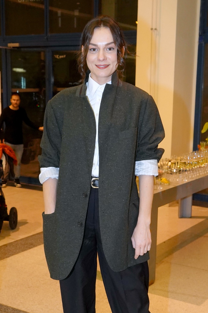 Beáta Kaňoková oblékla bílou košili pod tmavě zelené oversize sako. 