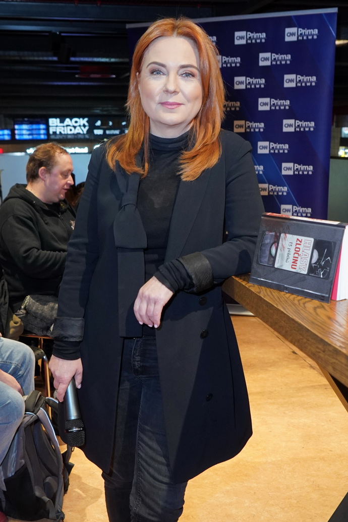 Často se také objevuje na společenských akcích, které jsou s televizí spojené. 