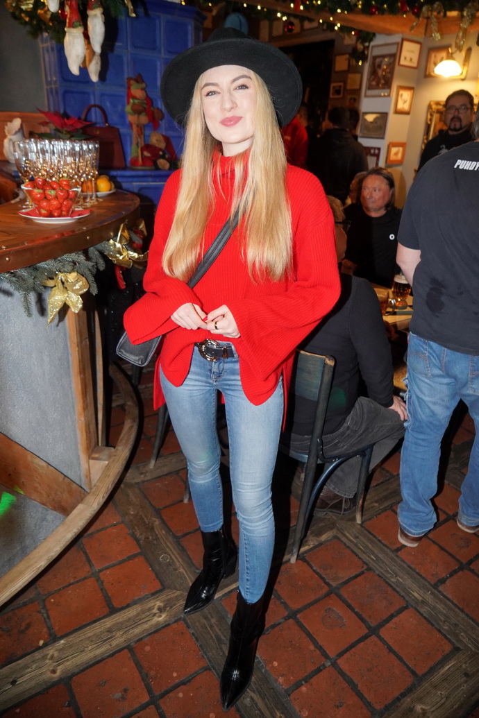 Michaela Pecháčková oblékla rudý svetřík a doplnila ho černým kloboukem a džínami. 