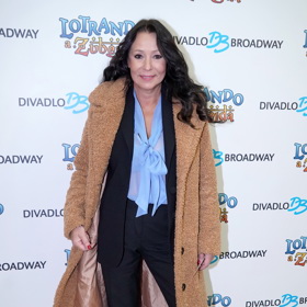 Na premiéru muzikálu Lotrando a Zubejda si vzala černý kalhotový kostýmek a bledě modrou halenku. 