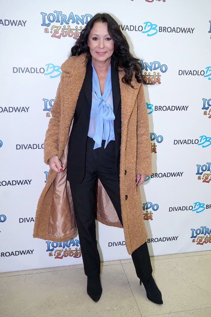 Na premiéru muzikálu Lotrando a Zubejda si vzala černý kalhotový kostýmek a bledě modrou halenku. 