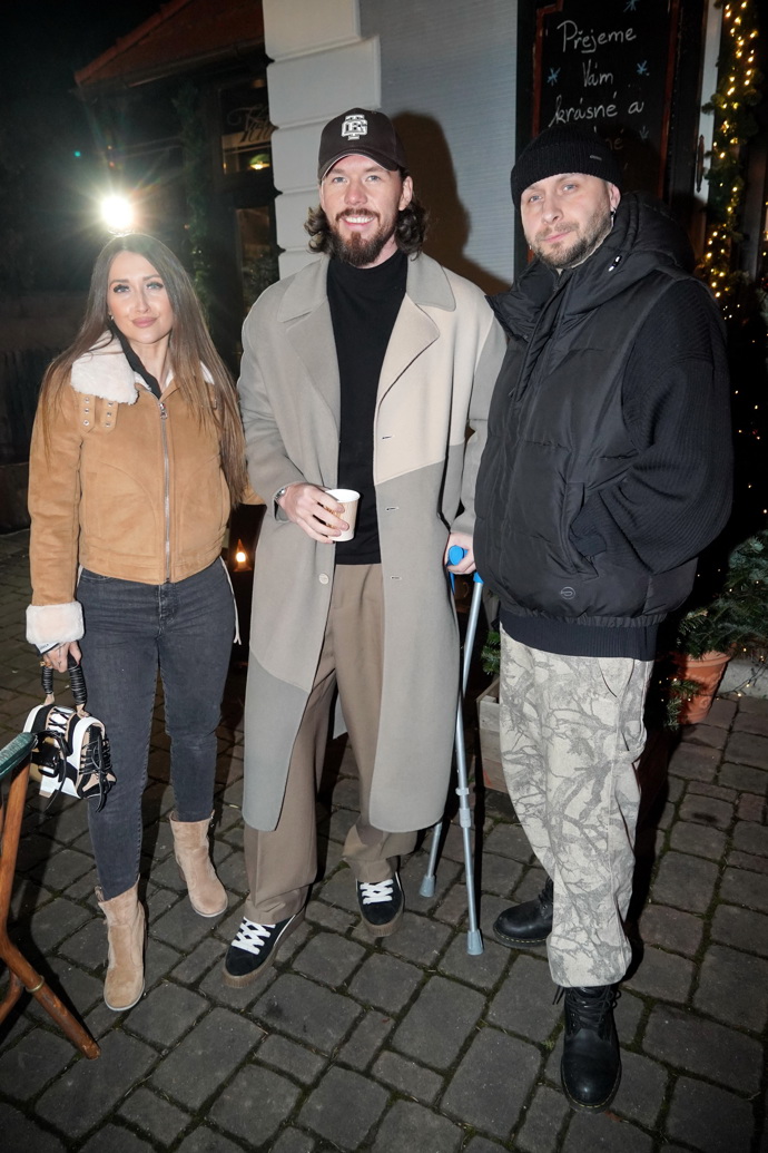 Sharlota vynesla světle hnědou zimní bundičku podšitou hřejivou bílou kožešinou.