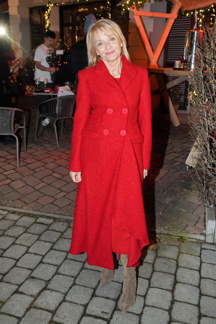 Venku předvedla herečka dlouhý rudý kabátek. 