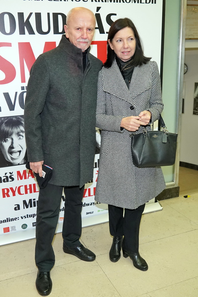 Manželka Jana Neckáře v zimě chodí v černo-šedé kombinaci. 