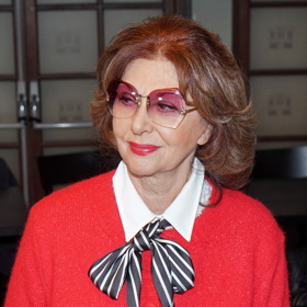 Komplet ještě oživila černo-bílou vázankou pod krkem.