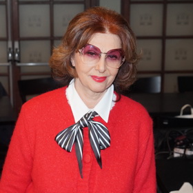 Saskia Burešová se nedávno objevila ve společnosti s bílou košilí pod červeným svetrem.