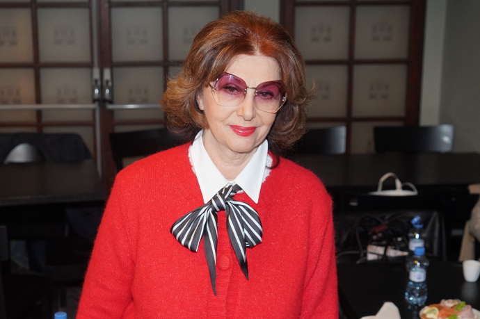 Saskia Burešová se nedávno objevila ve společnosti s bílou košilí pod červeným svetrem. 