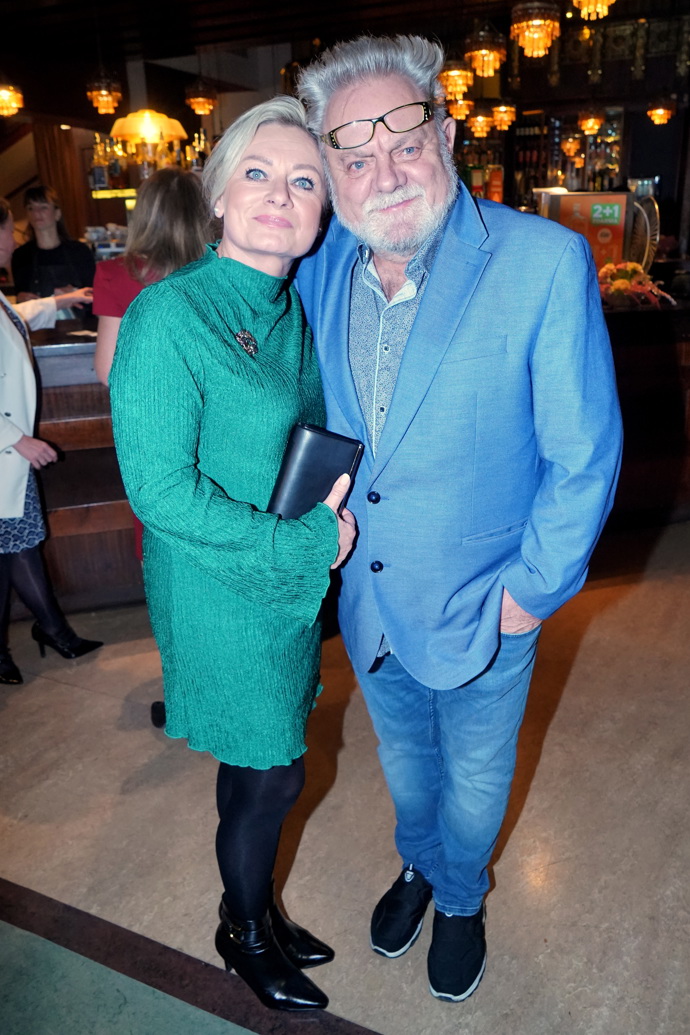 Václav Upír Krejčí se barevně sladil se svou partnerkou do zeleno-modrých barev. 