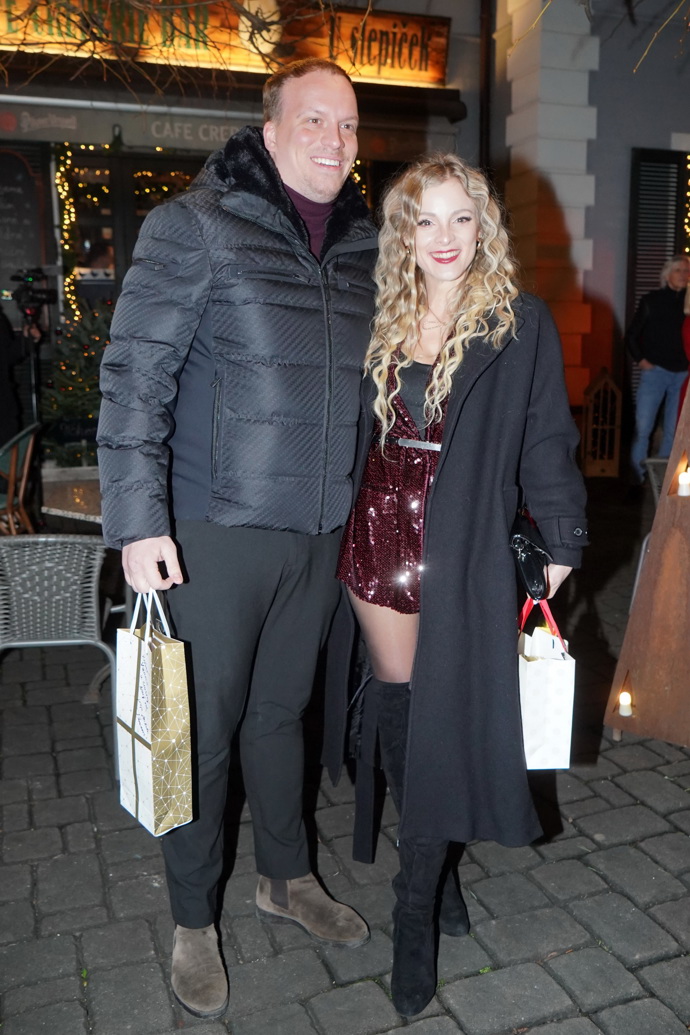 Venku se muzikálová diva zahalila do černého zimního kabátu. 