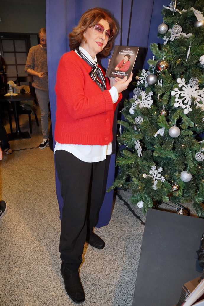 Bílá košile Saskie Burešové se pod svetrem hlásila o pozornost. 