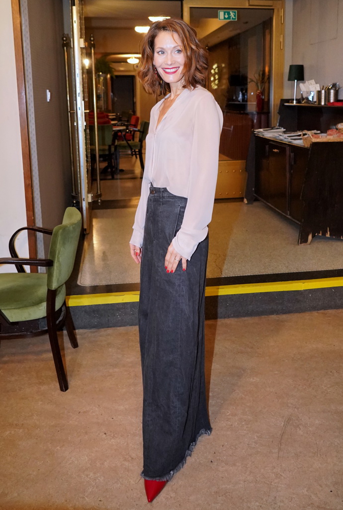 Kalhoty herečka doplnila rudými střevíčky s uzavřenou špičkou. 