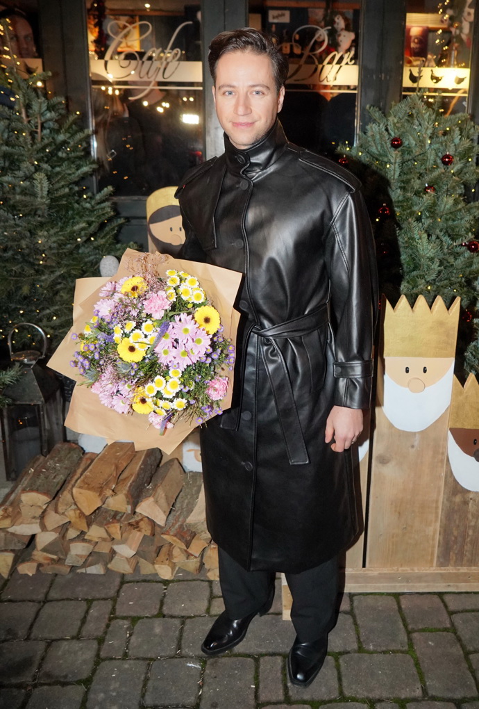 Milan Peroutka přišel s kyticí a v dlouhém koženém kabátu. 