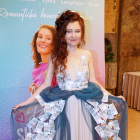 Eva Toulová nechala své šaty pošít bankovkami. 