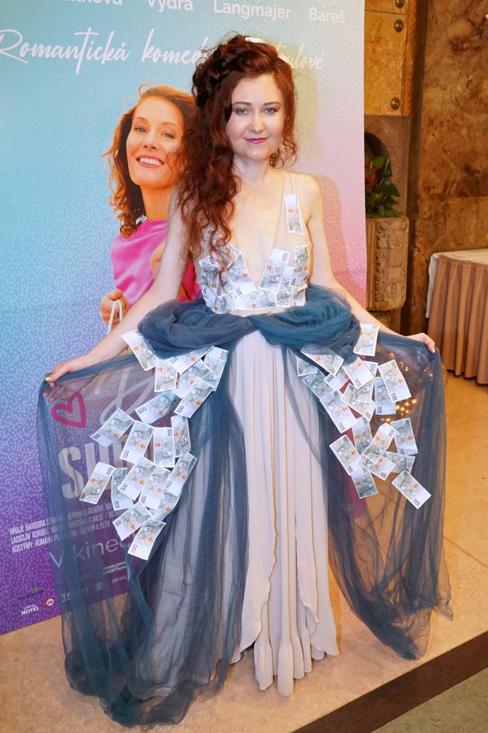 Eva Toulová nechala své šaty pošít bankovkami. 