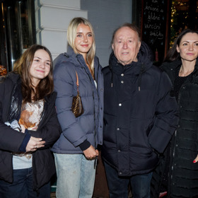 Venku se Anežka před mrazem chránila v teplé péřové bundě. 