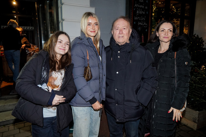 Venku se Anežka před mrazem chránila v teplé péřové bundě. 