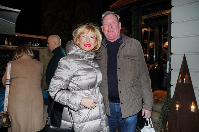 Venku se moderátorka zahalila do stříbrné péřové bundy. 