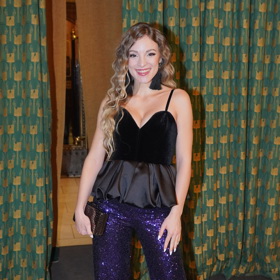 Nikola Ďuricová oblékla top na špagetových ramínkách a fialové flitrové kalhoty. 