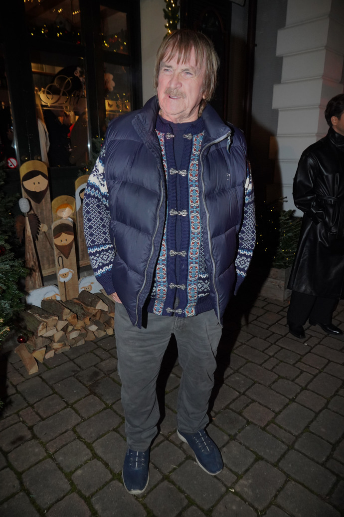 Karel Vágner přišel v tmavě modré péřové vestě. 