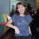 Flitrové halenky nosí po šedesátce i herečka Michaela Dolinová. A vypadá v nich fantasticky