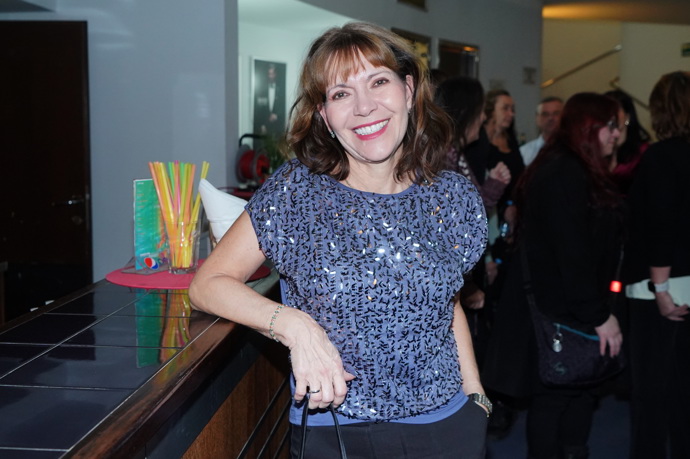 Flitrové halenky nosí po šedesátce i herečka Michaela Dolinová. A vypadá v nich fantasticky