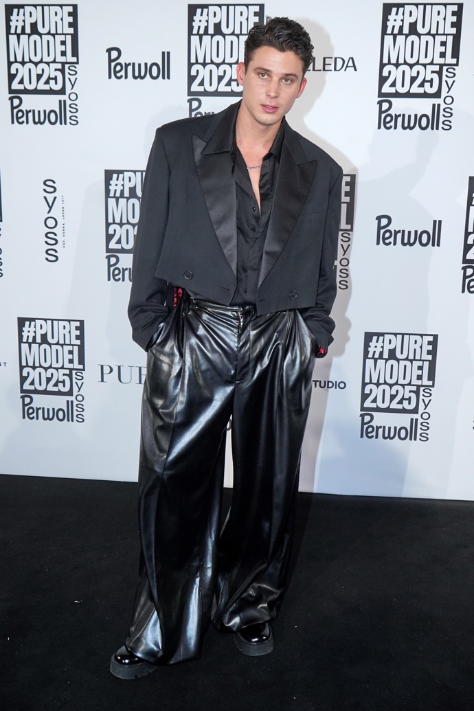 Zpěvák Sebastian Navrátil propojuje klasiku se špetkou extravagance.