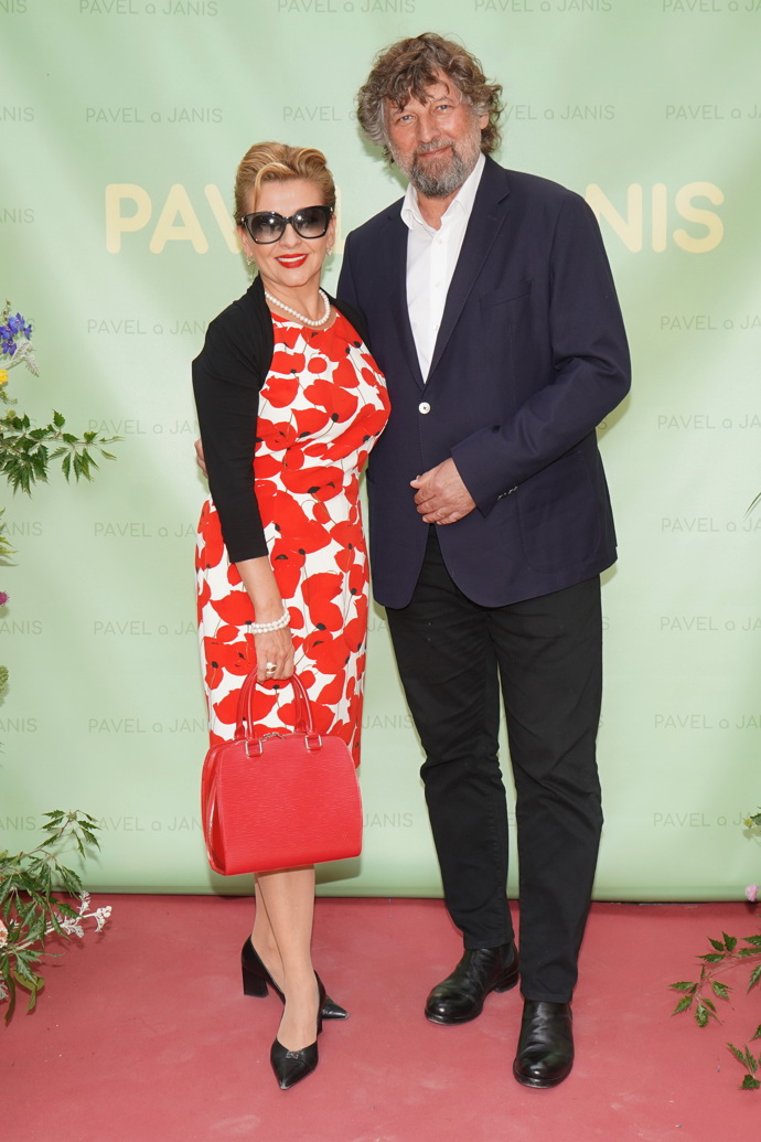 Dana Morávková se obléká velmi žensky a elegantně. Tečku za jejími outfity kromě bot a šperků tvoří i kabelky a brýle. Ty dioptrické herečka občas vymění za stylové sluneční. Některé doplňky, jako šperky, přitom herečka dostala od manžela Petra Maláska (na snímku).