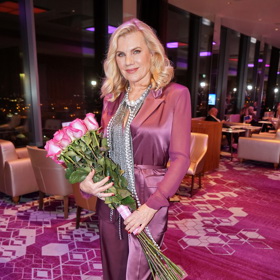 Šperky by vždycky měly ladit s výstřihem i barvami v outfitu.