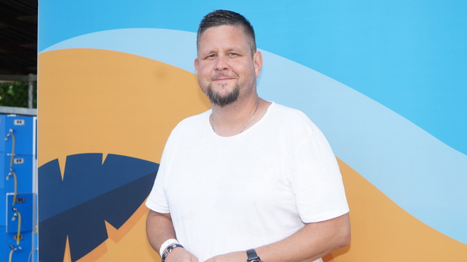 Svérázný herec David Novotný: Do školky ho tatínek vozil pohřebákem, na sociálních sítích jej nenajdete