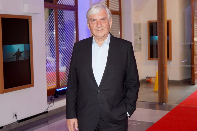 Herec obléká samozřejmě i černobílou klasiku.