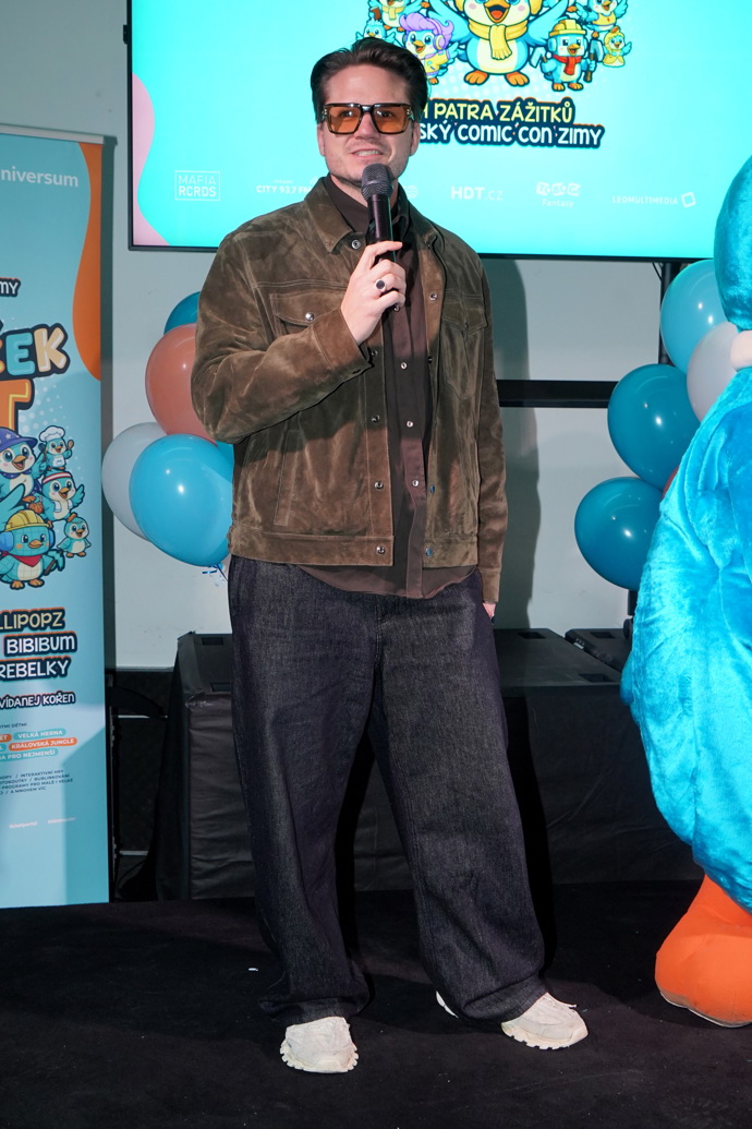 Ondřej Gregor Brzobohatý si oblíbil široký střih kalhot.