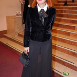 Moderátorka a herečka Michaela Maurerová bílou košili kombinuje se sametem a vázačkou.