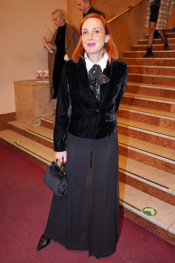 Černé sametové sako má v šatníku i herečka Michaela Maurerová.