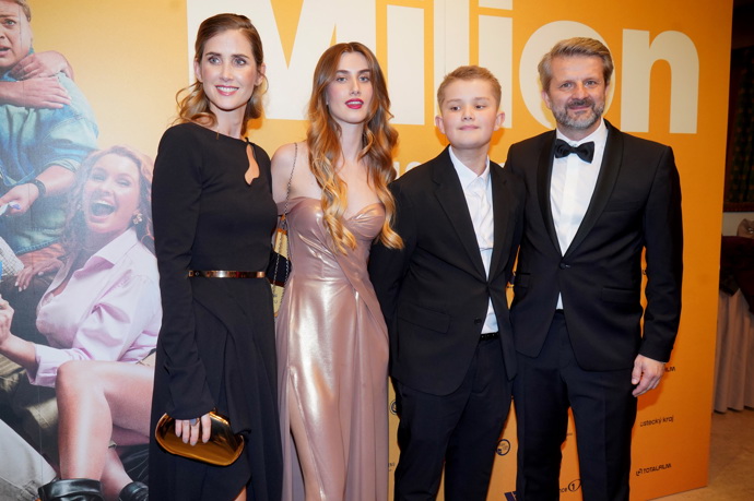 I když obě holdují kalhotovým kostýmkům, jejich rozdílné, a přesto harmonické módní přístupy jsou patrné i pokud jde o výběr šatů.