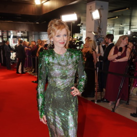 O rozruch, a to doslova, se letos v Karlových Varech postarala herečka Aňa Geislerová, na které pivní lahví inspirované šaty od návrháře Jana Černého opravdu nahlas zvonily. A vážily neskutečných 9 kilo.