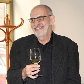 Ivo Šmoldas připravuje bramborový salát osobně.