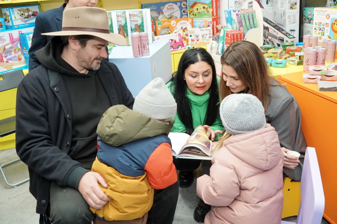 Vojtěch Kotek přivedl syna a manželku na křest knihy Marie Fasorové. 