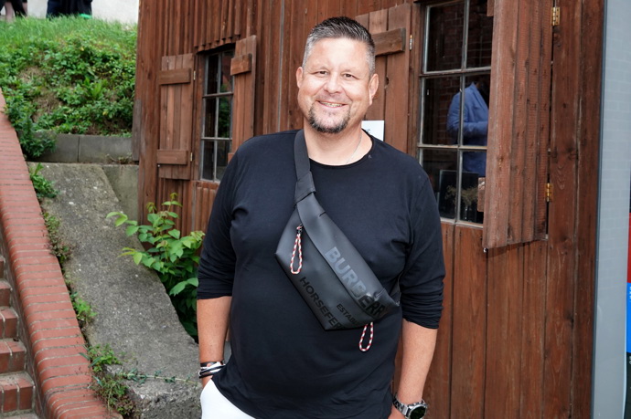 Do školky ho vozil jeho otec v pohřebáku, herce to ale nijak nepoznamenalo. Následují fotky jsou z pohádky Pravý rytíř, v níž si Michal Novotný zahrál.