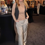 Kontinuitu ženských neutrálních kousků stylově přerušila obleková vesta a čepice s kšiltem.