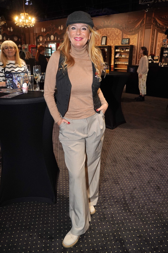 Kontinuitu ženských neutrálních kousků stylově přerušila obleková vesta a čepice s kšiltem.