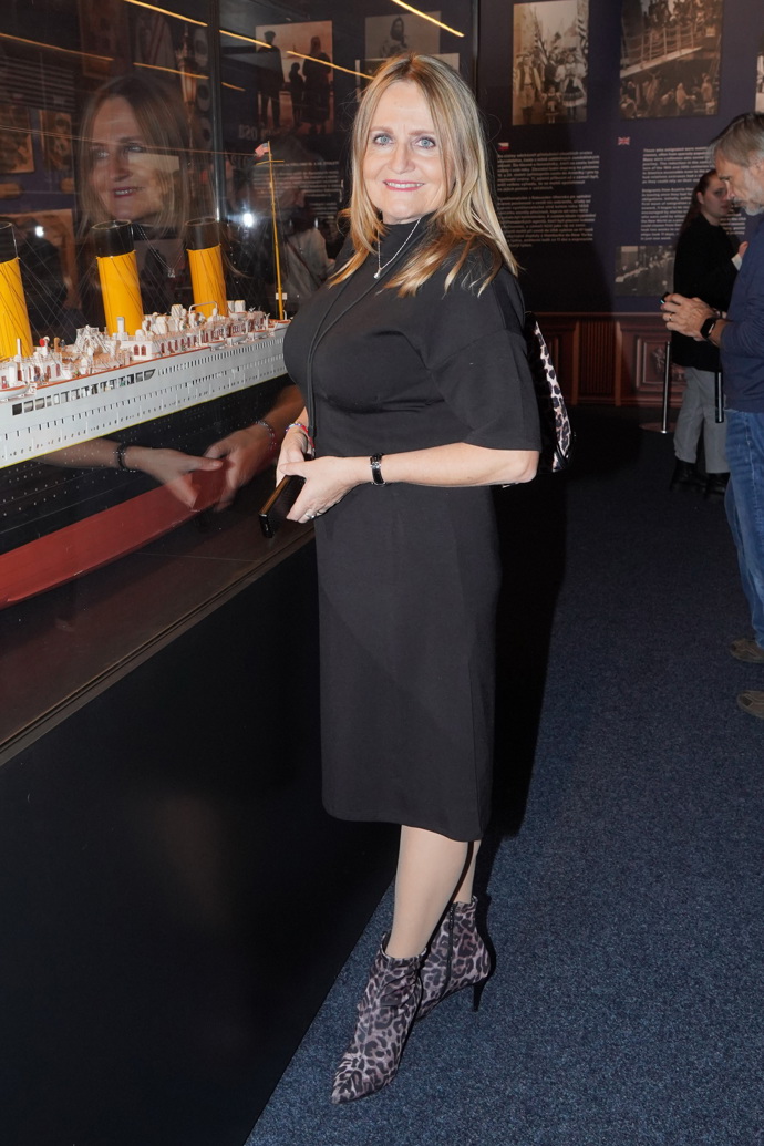 Regina Řandová sahá i po klasických kouscích, které ozvláštňuje zajímavými detaily. Zdánlivě obyčejné černé šaty rázem pozvedly lichotivé kotníčkové boty do špičky s trendy leopardím potiskem, který ladil s nenápadnými detaily na rukávech