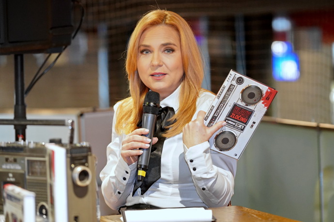 Dnes žije single životem, prací a také podporou svých dospělých dětí. 