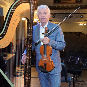 Propaguje a popularizuje vážnou hudbu.