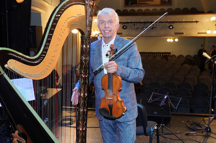 Propaguje a popularizuje vážnou hudbu.