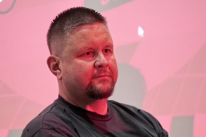 Sociální sítě jdou úplně mimo něj, lidé si na nich podle něj pouze vylepšují svůj mediální obraz.