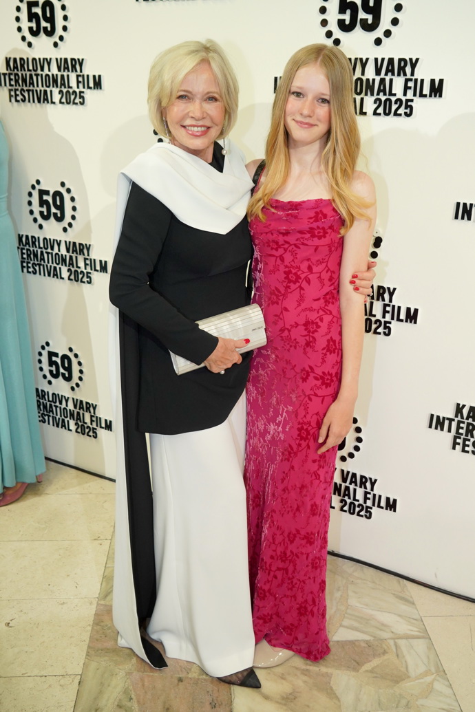 Herečka Jana Švandová letos na červený koberec v Karlových Varech oblékla černobílý model od Tatiany Kovaříkové a společnost jí dělala půvabná vnučka Azarie. 