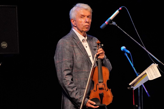 Jaroslav Svěcený patří mezi naše nejlepší a nejznámější houslisty.